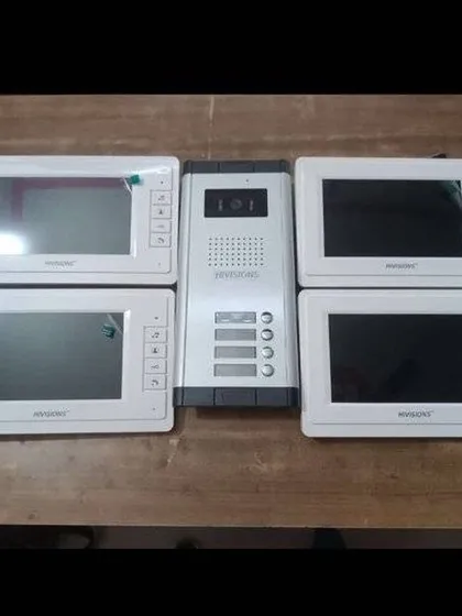 This is a multi-apartment video door phone system I installed. It includes one outdoor camera unit and four indoor monitors, allowing each flat to manage its own door security. I can handle installations for both single homes and large residential buildings.