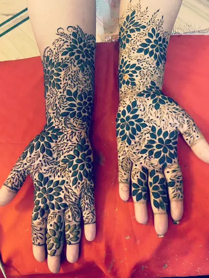 For the bride who loves bold patterns, this is a full-coverage Sudani-inspired design. The focus is on striking leaves and floral shapes that cover the hands and arms completely.