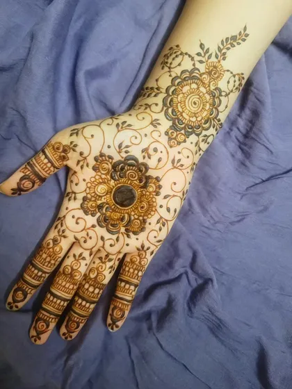 Another Eid inspiration design, this one with a central floral mandala on the palm and a matching motif on the wrist.