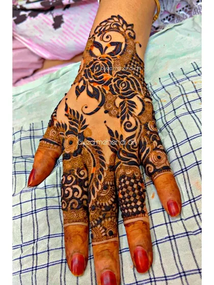 A beautiful single-hand design with a mix of roses and fine-line details.