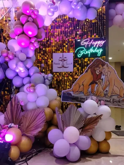 A closer view of the Lion King party decor, highlighting the character cutout and the mix of metallic and pastel balloons.