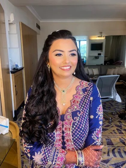 Bansi's complete mehendi look, showcasing her beautiful smile and flawless makeup.