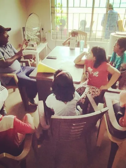 During an indoor session, I explain the technical fundamentals of different tennis grips to my beginner students. A strong theoretical understanding is just as important as on-court practice.