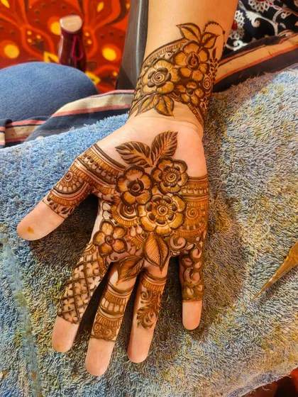 A lush floral design perfect for any festival. The shading on the flowers gives them a soft, three-dimensional look.