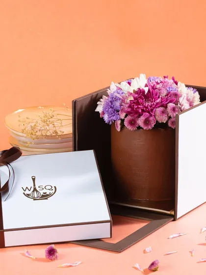 My Bloom cakes combine the best of both worlds: a delicious mini cake and a beautiful fresh floral arrangement. This chocolate mini cake is topped with fresh purple and white chrysanthemums, making it a stunning gift.