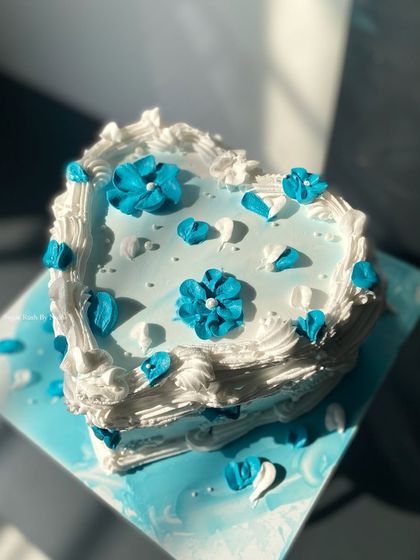 Elegant Floral & Minimalist Cakes photo 42