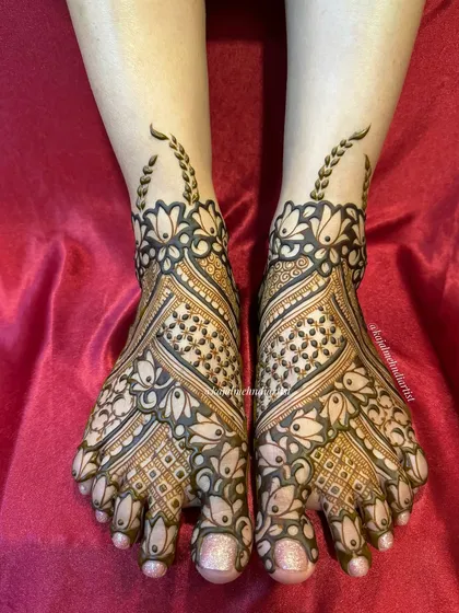 A top-down view of the bridal leg design with floral and leafy patterns.