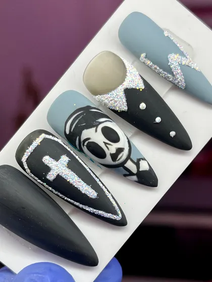 Spooky and stylish. This Halloween-themed set features a skeleton character, a coffin, and other gothic details with a touch of glitter.