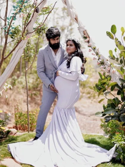 Capturing the quiet, beautiful moments of waiting. This elegant white mermaid-style maternity gown is designed to be both comfortable and flattering, perfect for a gentle, nature-filled photoshoot.
