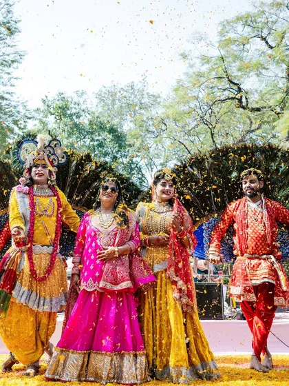 A riot of colors and joy at a traditional Mayra ceremony in Agra. I love weaving cultural richness and vibrant performances into the celebrations, creating moments full of life and energy. 🌈