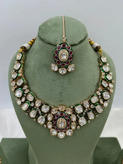 A close-up of the maang tikka from this kundan set.