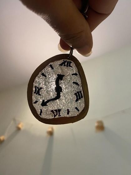 Can you guess what this is made from? I created this Dali-inspired melting clock keychain by upcycling a part of an old pair of eyeglasses, showing how even small scraps can become art.