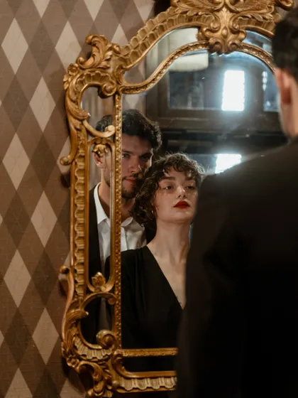 Finding love requires vulnerability and trust. This artistic photo of a couple reflected in a mirror symbolizes the introspection and partnership involved in the journey, a journey I guide with professionalism and confidentiality.