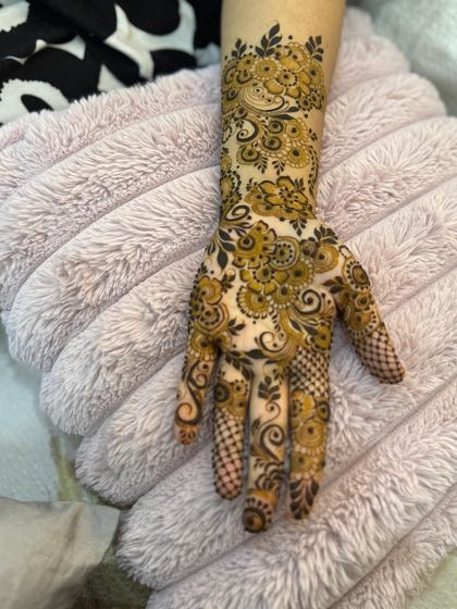 A final look at this intricate piece, showing how the pattern wraps around the hand.