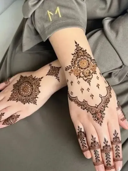 For those who love elegance and simplicity, I create beautiful Arabic-inspired mehndi. This design uses delicate floral patterns and open space to create a graceful and modern look, perfect for guests or any festive party.