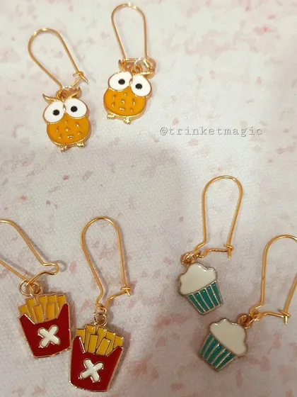 Little ears, big joy. This collection of kids' hoop earrings features fun enamel charms like owls, french fries, and cupcakes.