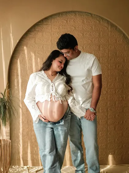Sometimes the most beautiful moments are the most relaxed. A simple white shirt and jeans can create authentic, joyful portraits that truly reflect your connection.