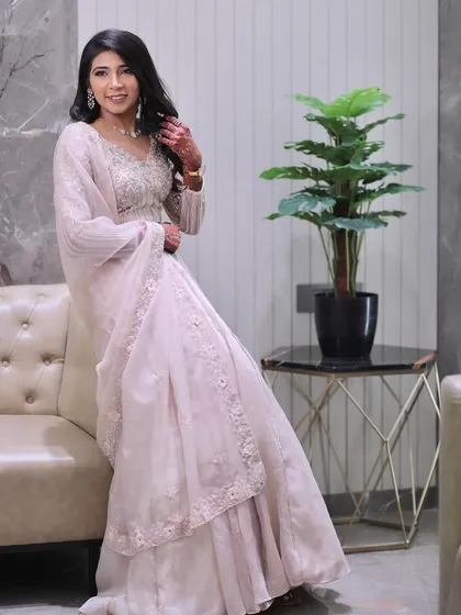 A lovely portrait of the bride in her pink engagement outfit. Her smile is the main accessory, complemented by a soft and natural makeup application.
