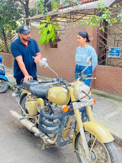 Explaining the functions of the handlebars and controls. We demystify the machine, making it approachable and easy to understand.