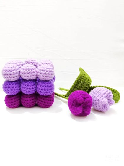 The components of the tulip pot shown separately, with the pot and the two tulip stems.