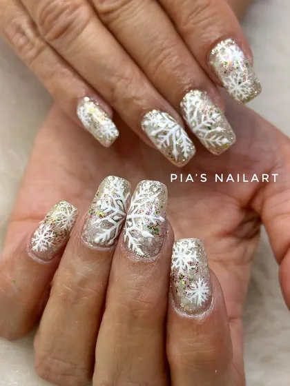 Let it snow. A beautiful gold glitter base with hand-painted white snowflakes for a magical winter look.
