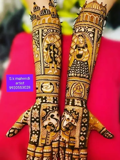 This design features portraits of a couple in a playful mood. The arms are decorated with peacocks and palace architecture.