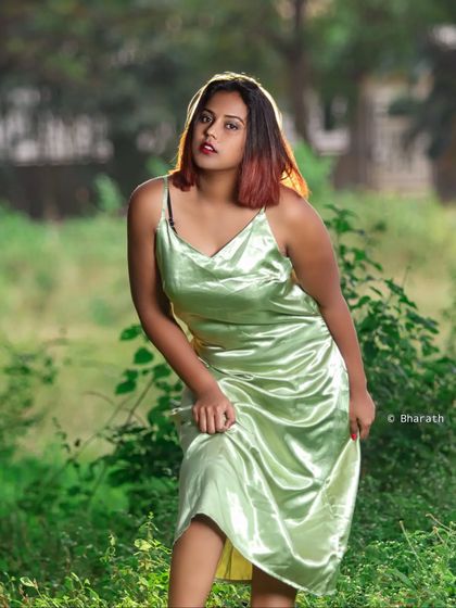 A walking pose that adds movement and a sense of narrative to this outdoor fashion portrait.