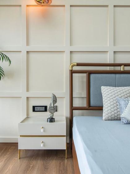 This bedroom at SNN Clermont brings together stillness and structure. Grid-style wall paneling adds a quiet architectural element, while the brass-accented bed adds a touch of subtle luxury.