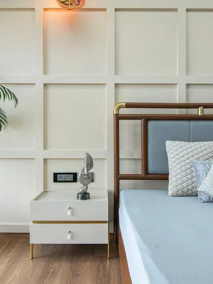 This bedroom at SNN Clermont brings together stillness and structure. Grid-style wall paneling adds a quiet architectural element, while the brass-accented bed adds a touch of subtle luxury.