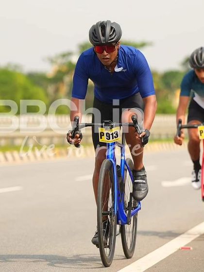 Two pioneer category riders, focused on their race.