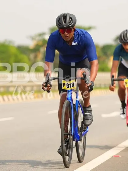 Two pioneer category riders, focused on their race.