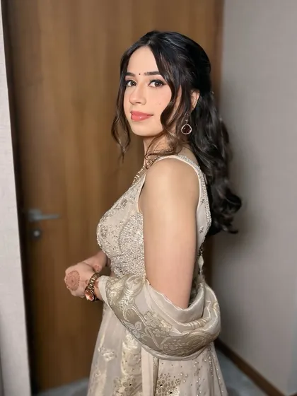 As fresh as a daisy. This morning engagement look is all about light, airy makeup that looks natural and radiant. The soft curls and minimal jewelry complete the look.