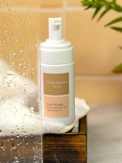 To add a sense of freshness, I shot this face wash behind a pane of glass with water droplets. This technique creates a steamy, shower-like atmosphere that perfectly suits a cleansing product.