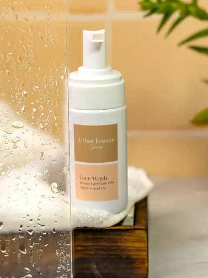 To add a sense of freshness, I shot this face wash behind a pane of glass with water droplets. This technique creates a steamy, shower-like atmosphere that perfectly suits a cleansing product.