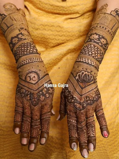 A mehendi design crafted especially for moms, full of traditional grace and meaning. This style provides richness and royal charm without being too heavy, allowing her to shine in her own way on her child’s big day.