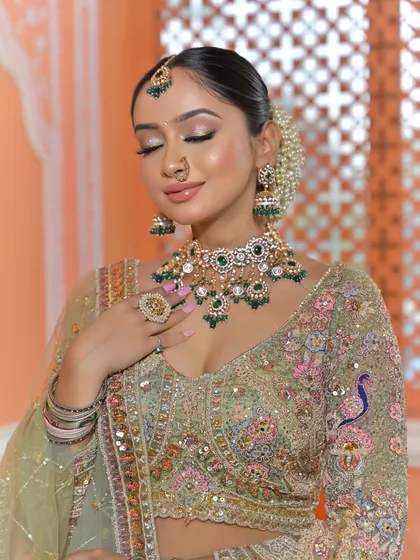A duplicate of the stunning close-up, emphasizing the beauty of this Polki and emerald set.