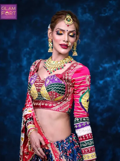 A vibrant and colourful Navratri look. We collaborated with Khushi to create this traditional and festive style, showcasing our versatility.