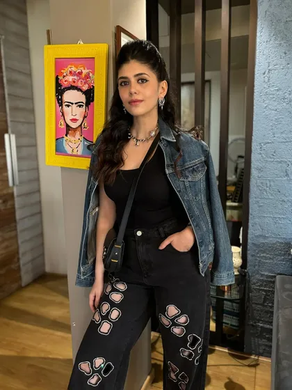A casual yet chic hairstyle for actress Sanjana Sanghi for a Coldplay concert. I created a fun, half-up ponytail with loose, beachy waves, a perfect style for a music event.
