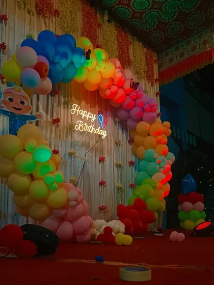 A close-up of the Cocomelon balloon ring for an outdoor party.