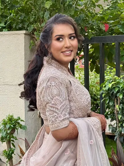 Soft glam with a hint of shimmer. This look is perfectly balanced to let her natural glow and beautiful outfit shine.