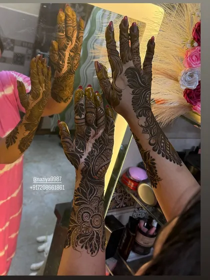 A mirror-shot of the leafy Gulf-style henna, showing how the design looks from different angles. It's a very photogenic pattern.