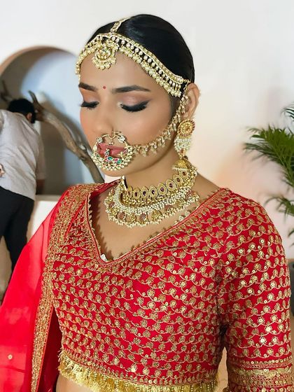 A close-up of this minimalist bridal look, showing the soft eyeshadow and perfectly defined liner that enhance her eyes beautifully.
