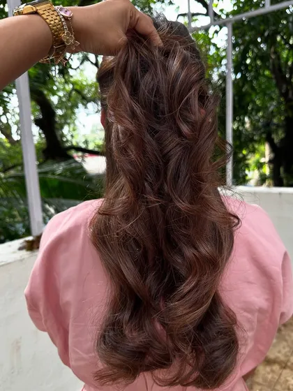 All the way from Nepal for a haircut and highlight refresh. This is a perfect example of a glow-up. I added warmth and brightness back into her hair, creating a seamless blend from roots to ends.