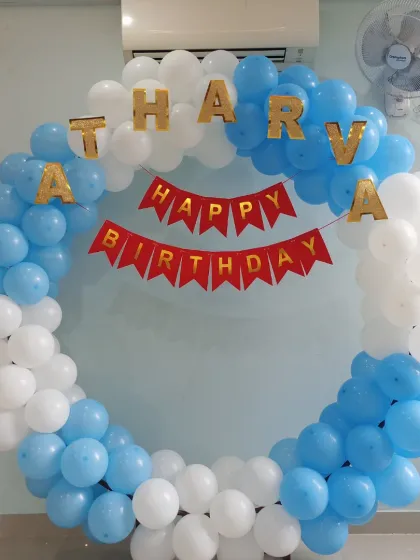 The complete blue and white balloon ring with a 'Happy Birthday' banner.