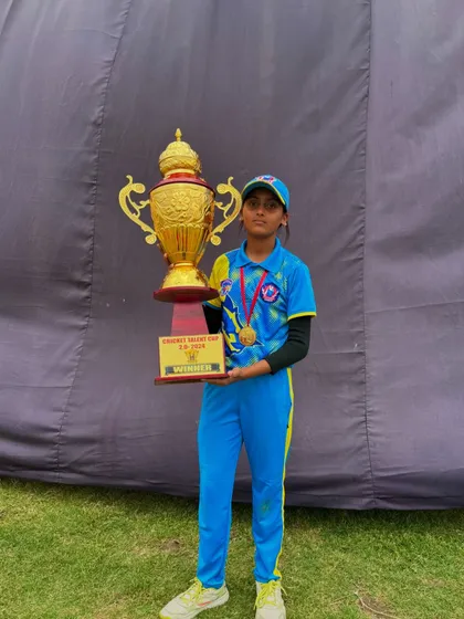 Our female champion with the winner's trophy of the Cricket Talent Cup 2.0.
