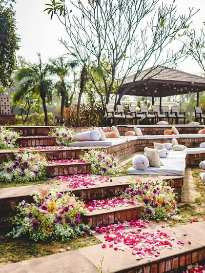 The amphitheater-style seating for the English day wedding ceremony. The brick steps were decorated with scattered petals and floral arrangements, creating a natural and romantic aisle.