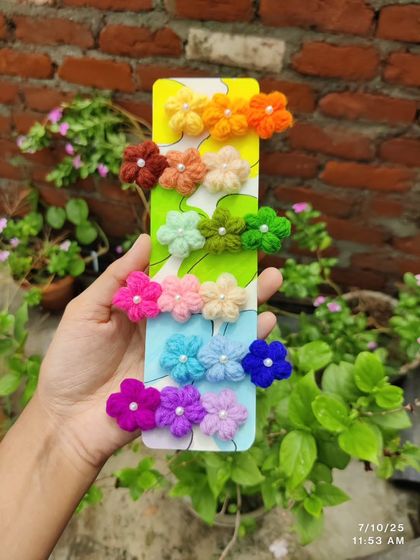Elegant mini flower hairpins with pearl centers, arranged in an ombre rainbow.
