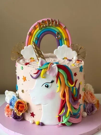 Bringing a bit of magic with this colorful unicorn cake. I used a vibrant rainbow mane and a golden horn to create a truly enchanting centerpiece for a special birthday.