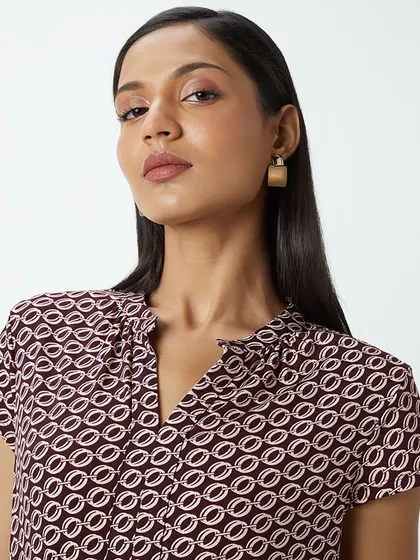 A minimal makeup look for a Westside shoot. The clean skin and softly defined eyes ensure the focus remains on the clothing while the model looks effortlessly beautiful.