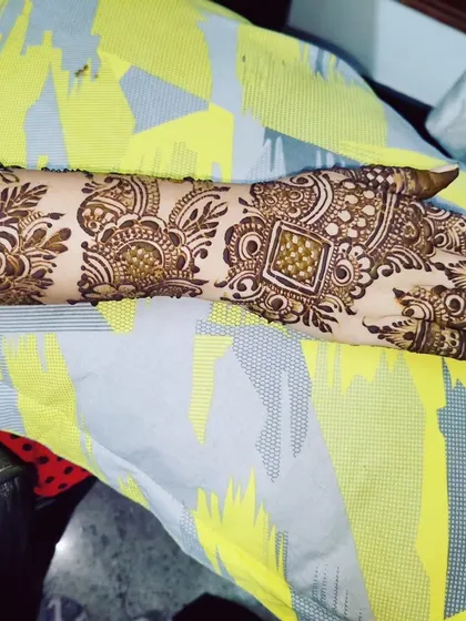 A single arm design perfect for a party or sangeet, featuring elegant patterns that flow beautifully along the arm.